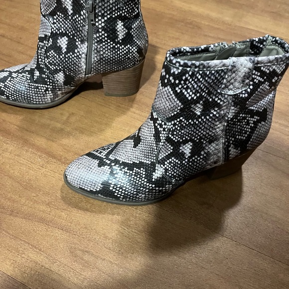 Carlos snakeskin booties, sz 8.5 - Picture 5 of 9